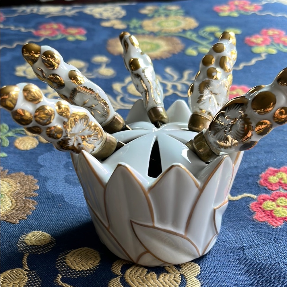 Goodfriend White and Gold Butter Knife Set with caddy
